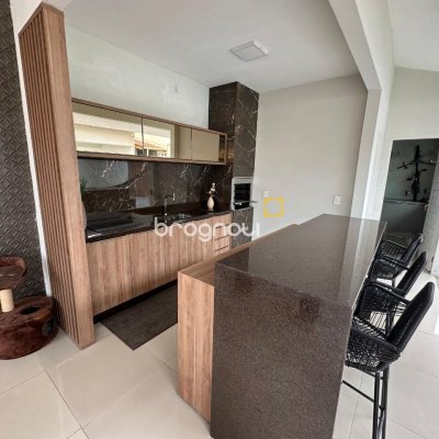 Casa com 210m², 3 quartos (sendo 1 suíte), 2 garagens, no bairro Aririú em Palhoça