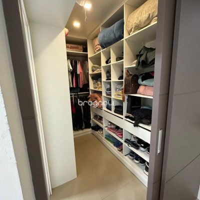 Casa com 210m², 3 quartos (sendo 1 suíte), 2 garagens, no bairro Aririú em Palhoça