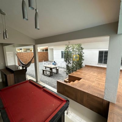 Casa com 210m², 3 quartos (sendo 1 suíte), 2 garagens, no bairro Aririú em Palhoça