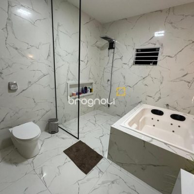Casa com 210m², 3 quartos (sendo 1 suíte), 2 garagens, no bairro Aririú em Palhoça