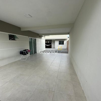 Casa com 210m², 3 quartos (sendo 1 suíte), 2 garagens, no bairro Aririú em Palhoça