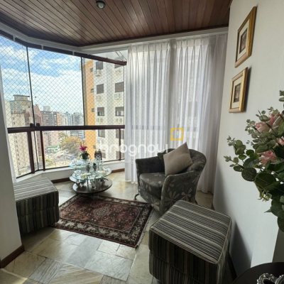 Apartamento com 129m², 4 quartos (sendo 2 suítes), 2 garagens, no bairro Centro em Florianópolis