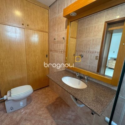 Apartamento com 129m², 4 quartos (sendo 2 suítes), 2 garagens, no bairro Centro em Florianópolis
