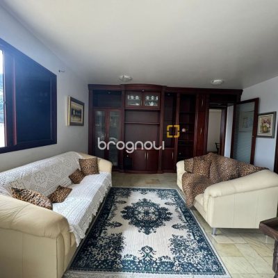 Apartamento com 129m², 4 quartos (sendo 2 suítes), 2 garagens, no bairro Centro em Florianópolis