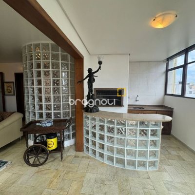 Apartamento com 129m², 4 quartos (sendo 2 suítes), 2 garagens, no bairro Centro em Florianópolis