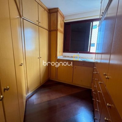 Apartamento com 129m², 4 quartos (sendo 2 suítes), 2 garagens, no bairro Centro em Florianópolis