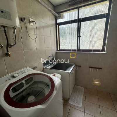 Apartamento com 129m², 4 quartos (sendo 2 suítes), 2 garagens, no bairro Centro em Florianópolis