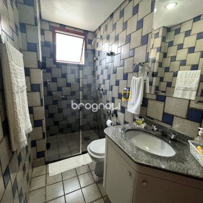 Apartamento com 129m², 4 quartos (sendo 2 suítes), 2 garagens, no bairro Centro em Florianópolis