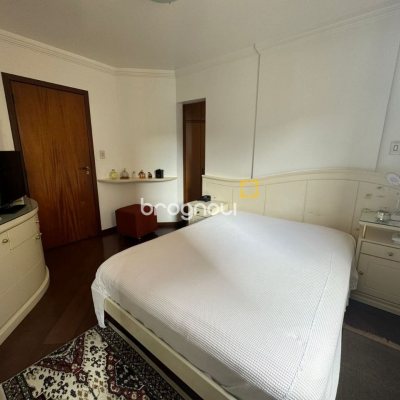 Apartamento com 129m², 4 quartos (sendo 2 suítes), 2 garagens, no bairro Centro em Florianópolis