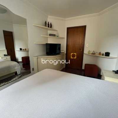 Apartamento com 129m², 4 quartos (sendo 2 suítes), 2 garagens, no bairro Centro em Florianópolis