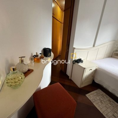 Apartamento com 129m², 4 quartos (sendo 2 suítes), 2 garagens, no bairro Centro em Florianópolis