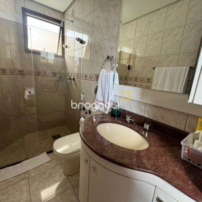 Apartamento com 129m², 4 quartos (sendo 2 suítes), 2 garagens, no bairro Centro em Florianópolis