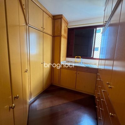 Apartamento com 129m², 4 quartos (sendo 2 suítes), 2 garagens, no bairro Centro em Florianópolis