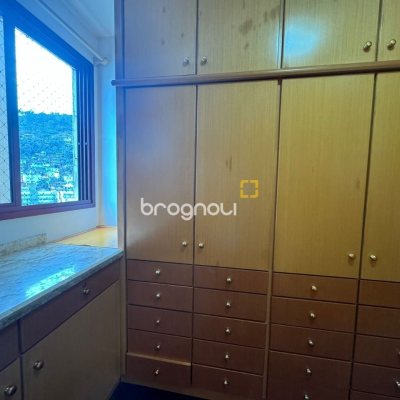 Apartamento com 129m², 4 quartos (sendo 2 suítes), 2 garagens, no bairro Centro em Florianópolis