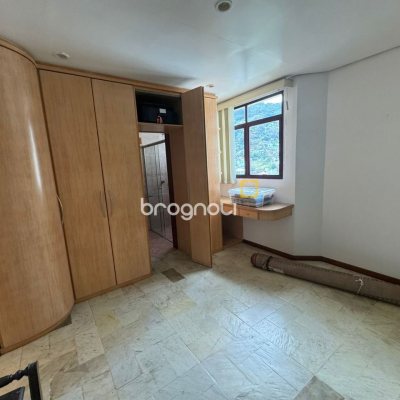 Apartamento com 129m², 4 quartos (sendo 2 suítes), 2 garagens, no bairro Centro em Florianópolis