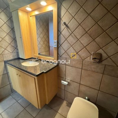 Apartamento com 129m², 4 quartos (sendo 2 suítes), 2 garagens, no bairro Centro em Florianópolis