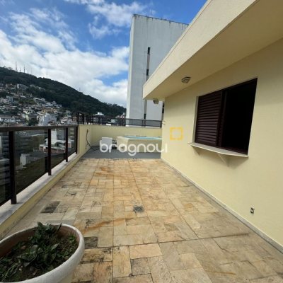 Apartamento com 129m², 4 quartos (sendo 2 suítes), 2 garagens, no bairro Centro em Florianópolis