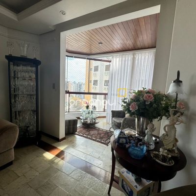 Apartamento com 129m², 4 quartos (sendo 2 suítes), 2 garagens, no bairro Centro em Florianópolis