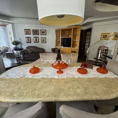 Apartamento com 129m², 4 quartos (sendo 2 suítes), 2 garagens, no bairro Centro em Florianópolis