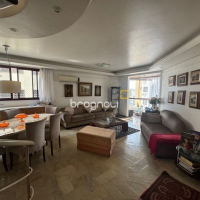 Apartamento com 129m², 4 quartos (sendo 2 suítes), 2 garagens, no bairro Centro em Florianópolis