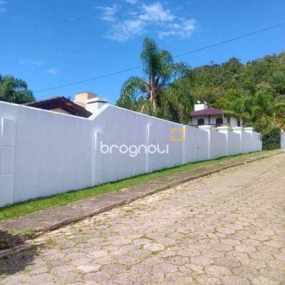 Casa com 2247m², 6 quartos (sendo 2 suítes), 10 garagens, no bairro Carvoeira em Florianópolis