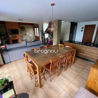 Casa com 209m², 4 quartos (sendo 1 suíte), 2 garagens, no bairro Lagoa da Conceição em Florianópolis