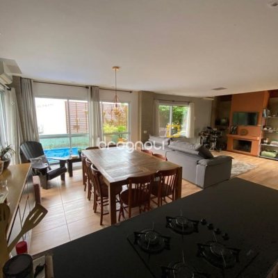Casa com 209m², 4 quartos (sendo 1 suíte), 2 garagens, no bairro Lagoa da Conceição em Florianópolis