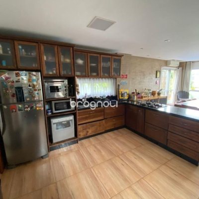 Casa com 209m², 4 quartos (sendo 1 suíte), 2 garagens, no bairro Lagoa da Conceição em Florianópolis