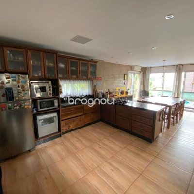 Casa com 209m², 4 quartos (sendo 1 suíte), 2 garagens, no bairro Lagoa da Conceição em Florianópolis