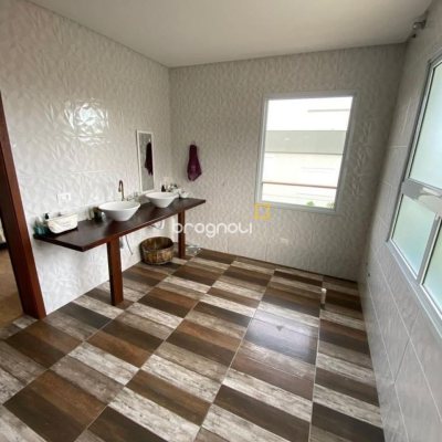 Casa com 209m², 4 quartos (sendo 1 suíte), 2 garagens, no bairro Lagoa da Conceição em Florianópolis