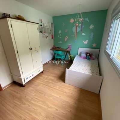 Casa com 209m², 4 quartos (sendo 1 suíte), 2 garagens, no bairro Lagoa da Conceição em Florianópolis