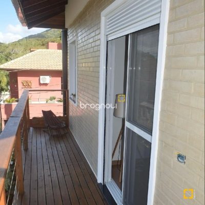 Casa com 209m², 4 quartos (sendo 1 suíte), 2 garagens, no bairro Lagoa da Conceição em Florianópolis