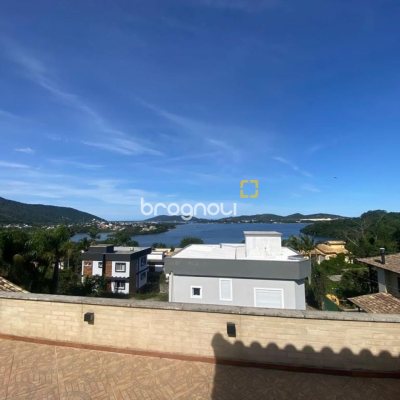 Casa com 209m², 4 quartos (sendo 1 suíte), 2 garagens, no bairro Lagoa da Conceição em Florianópolis