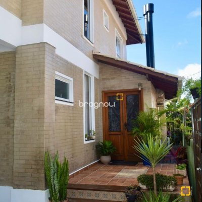 Casa com 209m², 4 quartos (sendo 1 suíte), 2 garagens, no bairro Lagoa da Conceição em Florianópolis