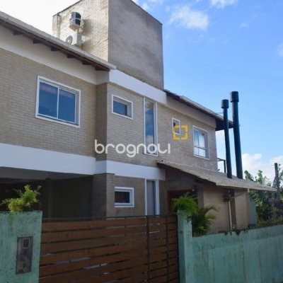 Casa com 209m², 4 quartos (sendo 1 suíte), 2 garagens, no bairro Lagoa da Conceição em Florianópolis