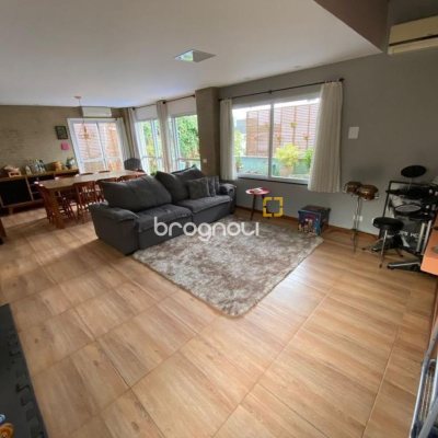 Casa com 209m², 4 quartos (sendo 1 suíte), 2 garagens, no bairro Lagoa da Conceição em Florianópolis