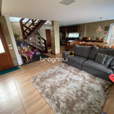 Casa com 209m², 4 quartos (sendo 1 suíte), 2 garagens, no bairro Lagoa da Conceição em Florianópolis