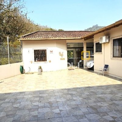 Casa com 228m², 3 quartos (sendo 1 suíte), 3 garagens, no bairro Pantanal em Florianópolis