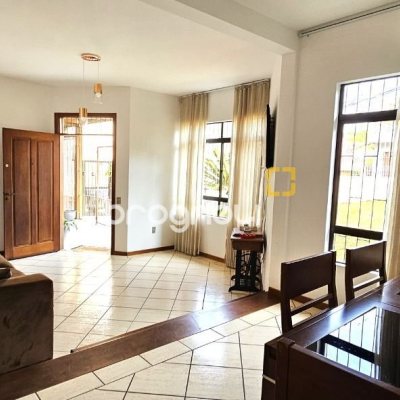 Casa com 228m², 3 quartos (sendo 1 suíte), 3 garagens, no bairro Pantanal em Florianópolis