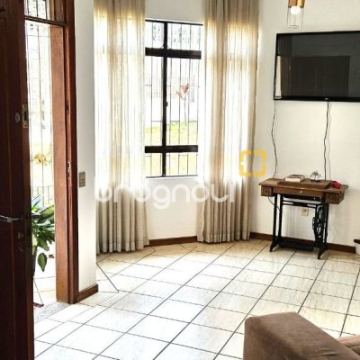 Casa com 228m², 3 quartos (sendo 1 suíte), 3 garagens, no bairro Pantanal em Florianópolis