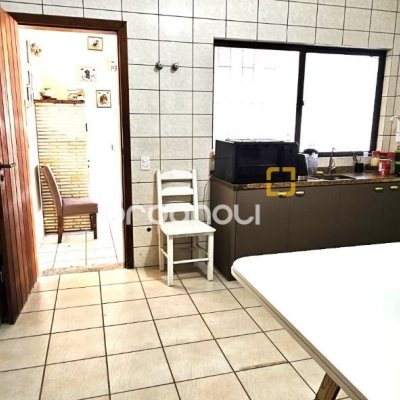 Casa com 228m², 3 quartos (sendo 1 suíte), 3 garagens, no bairro Pantanal em Florianópolis