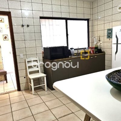 Casa com 228m², 3 quartos (sendo 1 suíte), 3 garagens, no bairro Pantanal em Florianópolis