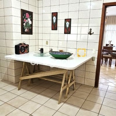 Casa com 228m², 3 quartos (sendo 1 suíte), 3 garagens, no bairro Pantanal em Florianópolis