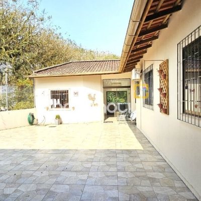 Casa com 228m², 3 quartos (sendo 1 suíte), 3 garagens, no bairro Pantanal em Florianópolis