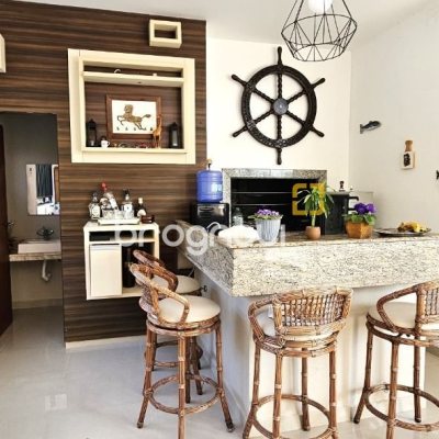 Casa com 228m², 3 quartos (sendo 1 suíte), 3 garagens, no bairro Pantanal em Florianópolis