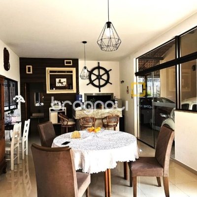 Casa com 228m², 3 quartos (sendo 1 suíte), 3 garagens, no bairro Pantanal em Florianópolis
