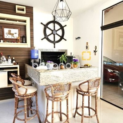 Casa com 228m², 3 quartos (sendo 1 suíte), 3 garagens, no bairro Pantanal em Florianópolis