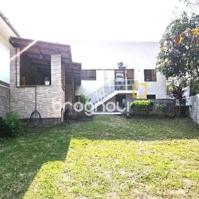 Casa com 228m², 3 quartos (sendo 1 suíte), 3 garagens, no bairro Pantanal em Florianópolis