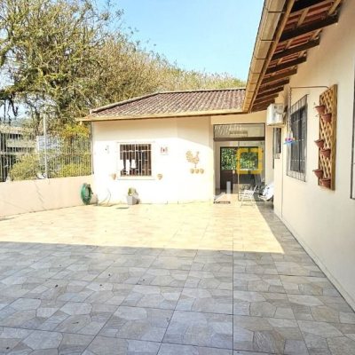 Casa com 228m², 3 quartos (sendo 1 suíte), 3 garagens, no bairro Pantanal em Florianópolis
