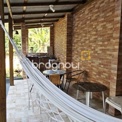 Casa com 228m², 3 quartos (sendo 1 suíte), 3 garagens, no bairro Pantanal em Florianópolis